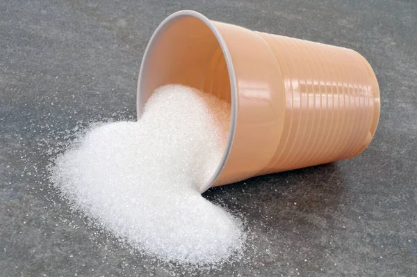 Пролитой Сахарной Пудры Пластиковые Чашки Крупным Планом Сером Фоне — стоковое фото