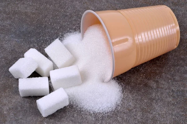 Plastic Cup Powdered Sugar Spilled Sugar Cubes Close Gray Background — Stock Photo, Image