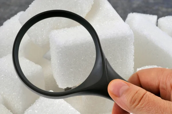 Undersök Sockerbitar Med Förstoringsglas — Stockfoto