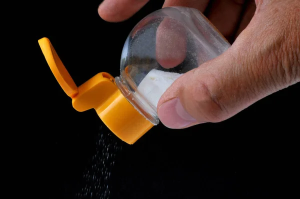 Häll Salt Med Salt Shaker Närbild Svart Bakgrund — Stockfoto