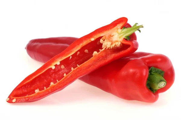 Celá Červená Chilli Paprika Chilli Paprika Snížit Polovinu Zblízka Bílém — Stock fotografie