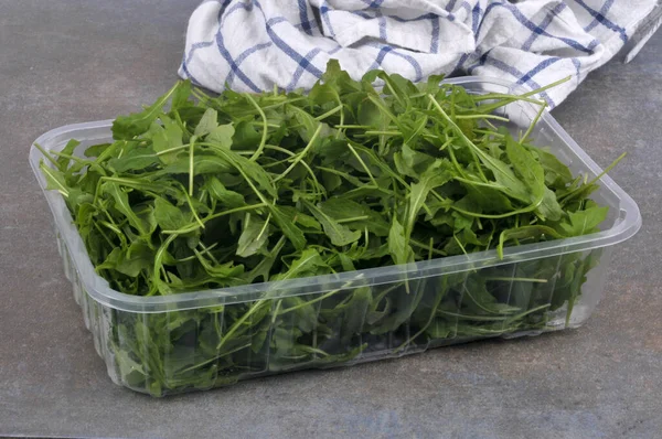 Arugula Saláta Levelek Egy Műanyag Tálcán Közelről — Stock Fotó