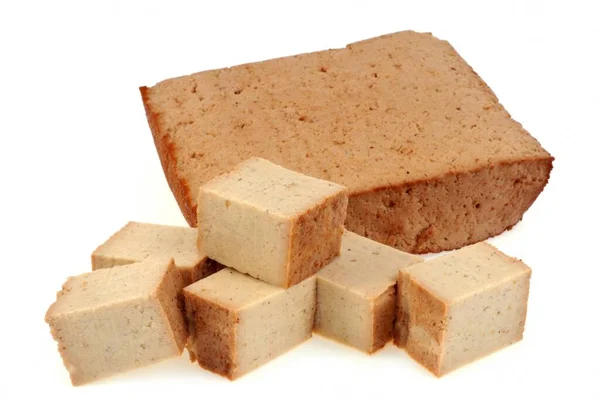 Rökt Tofu Skuren Bitar Närbild Vit Bakgrund — Stockfoto