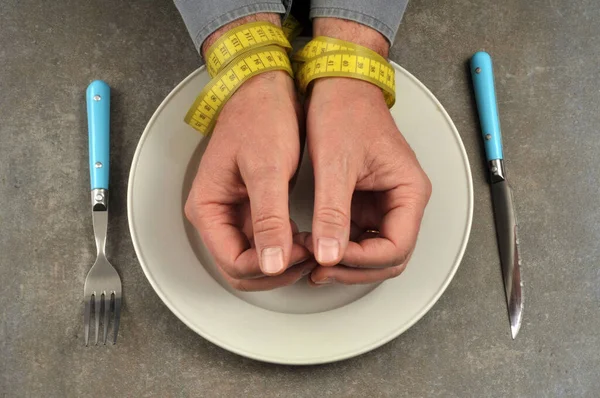 Man Hands Tied Flexible Tape Measure Plate Cutlery Gray Background — Stock Photo, Image