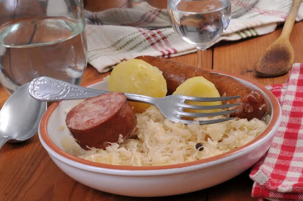 Plaat Van Traditionele Elzasser Gegarneerd Zuurkool Geserveerd Aan Tafel Close — Stockfoto