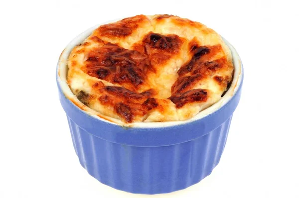 Cheese Soufflé Dans Ramequin Gros Plan Sur Fond Blanc — Photo