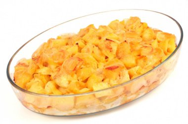 Beyaz arkaplanda ev yapımı tartiflette tabağı