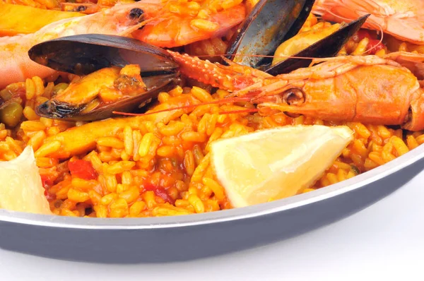 Teller Mit Hausgemachter Paella Nahaufnahme Auf Weißem Hintergrund — Stockfoto