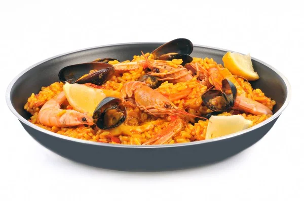 Beyaz arka planda ev yapımı paella tabağı. 