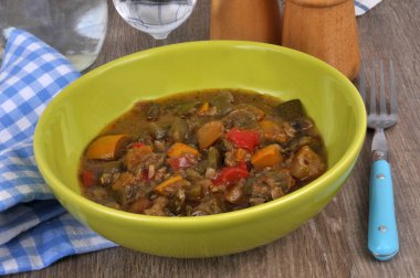 Ratatouille yakın plan bir tabakta servis edilir.