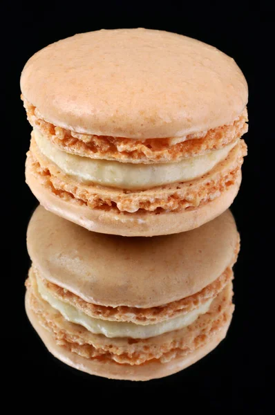 Macaroon Фисташковым Крупным Планом Черном Фоне — стоковое фото