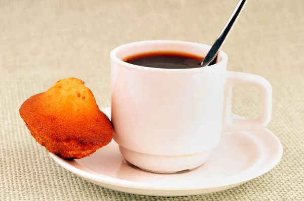 Madeleine Con Una Tazza Caffè Primo Piano — Foto Stock