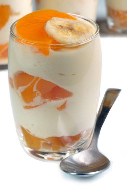 Kayısı ve muz dilimli ramekin krema. 