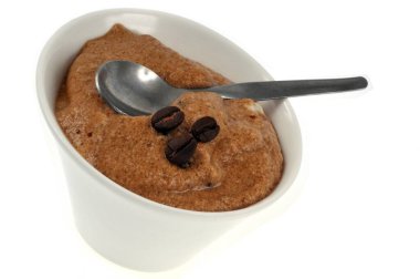 Beyaz arka planda ev yapımı kahve köpüğü ramekin