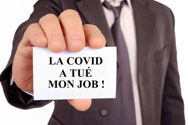 フランス語で書かれているカードを持っている男Covidは私の仕事を殺した — ストック写真