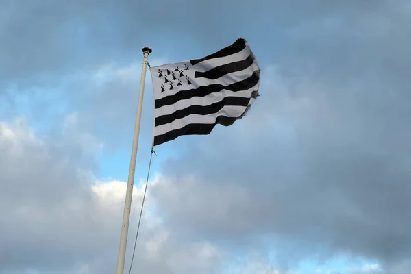 Bretońska Flaga Końcu Bieguna Pochmurnym Niebie — Zdjęcie stockowe
