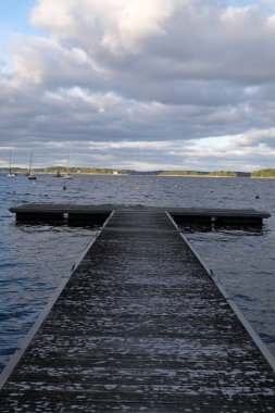 Brittany 'deki Morbihan Körfezi' ndeki Locmariaquer 'de Pontoon.