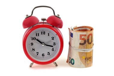 Beyaz arka planda bir tomar euro banknotunun yanındaki çalar saat 