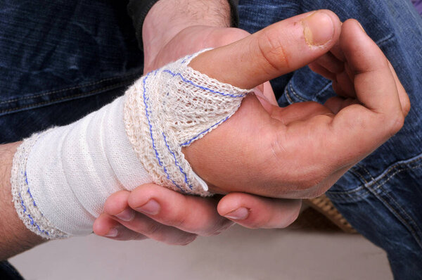 Запястье с бинтом крупным планом
