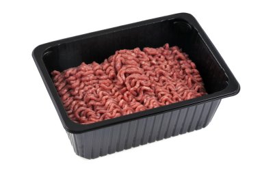 Plastik tepsi beyaz arka planda çiğ sığır eti yakın plan 