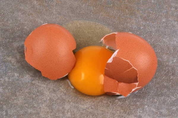 Broken Fresh Chicken Egg Close Gray Background — Stock Photo, Image