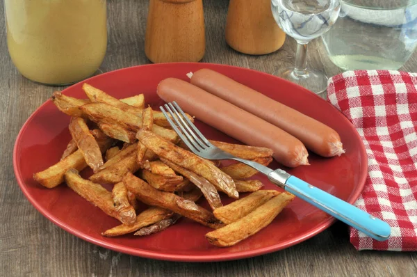 Piatto Salsiccia Frankfurter Con Patatine Fritte Servito Tavola — Foto Stock