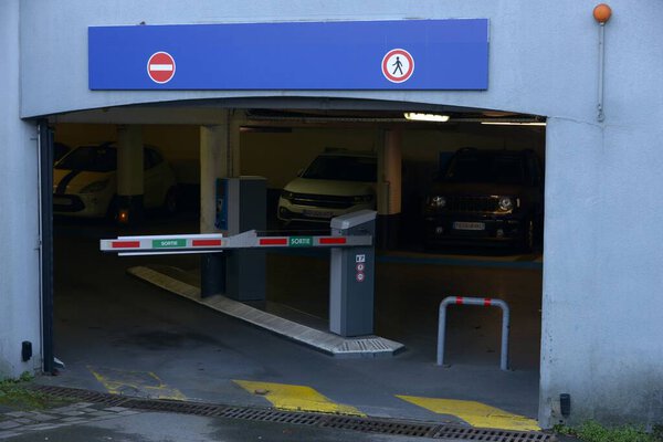 Выход из автостоянки с барьером и дорожными знаками