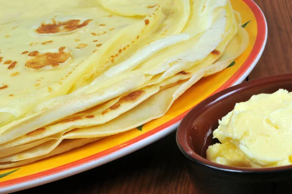 Teller Mit Crêpes Neben Einem Butterbrot Nahaufnahme — Stockfoto