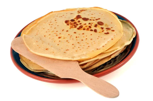 Teller Mit Crêpes Mit Holzspachtel Nahaufnahme Auf Weißem Hintergrund — Stockfoto