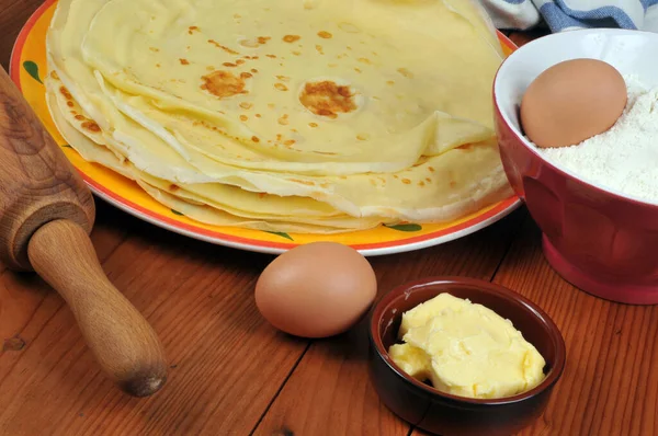 Teller Mit Crêpes Mit Zutaten Nahaufnahme — Stockfoto