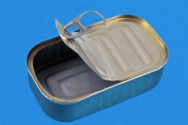 Mavi arkaplanda boş teneke kutu görüntüsü