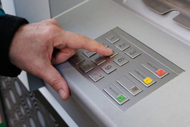Birinin gizli kodunu ATM 'nin klavyesine yazarken yakın plan fotoğrafı. 