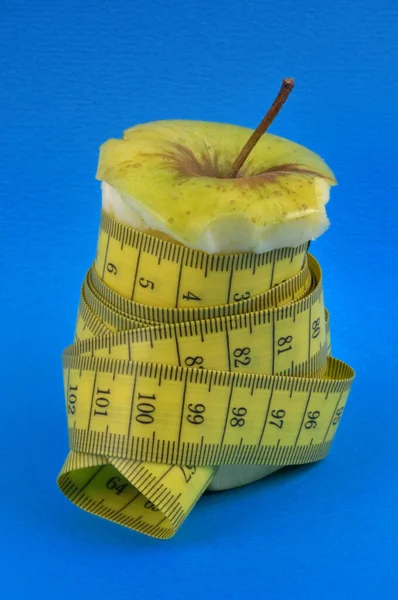 Conceito Dieta Com Uma Maçã Cercada Por Uma Fita Métrica — Fotografia de Stock