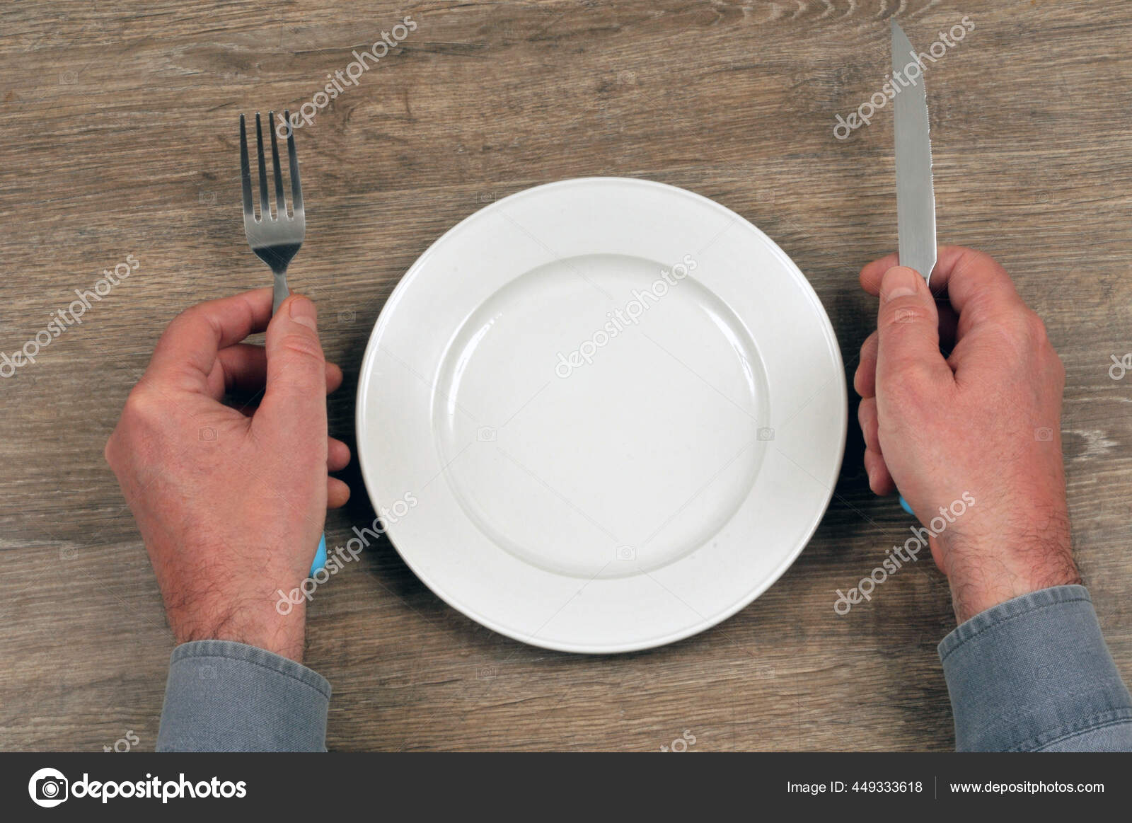 Quelqu Avec Des Couverts Main Avec Une Assiette Vide Image Libre De Droit Par Modesto3 C