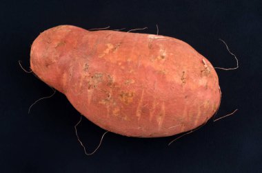 Siyah arka planda çiğ patates. 