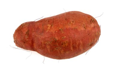 Beyaz arka planda çiğ patates.