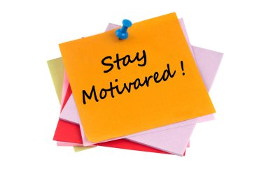 Çivilenmiş kağıda yazma motivasyonunu koru Beyaz arkaplanı kapat