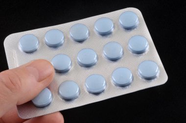 Siyah arka planda ilaç su topladı.