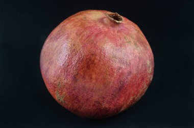 Siyah arkaplanda yakın plan nar.