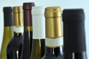 Çeşit çeşit şarap şişeleri kapanıyor. 