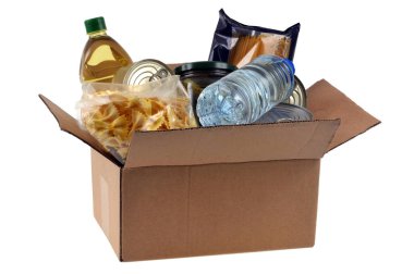 Yiyecek bağışlarının olduğu karton kutu beyaz arka planda kapanıyor. 