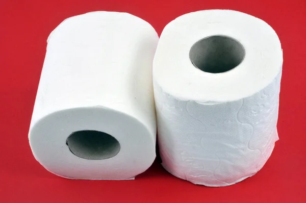Рулони Туалетного Паперу Крупним Планом Червоному Тлі — стокове фото