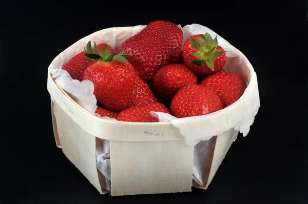 Gariguette Erdbeeren Einem Hölzernen Tablett Großaufnahme Auf Schwarzem Hintergrund — Stockfoto