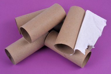 Pembe arka planda boş tuvalet kağıdı rulo kutuları