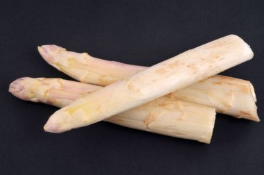 Çiğ kuşkonmaz siyah arkaplanı kapatır