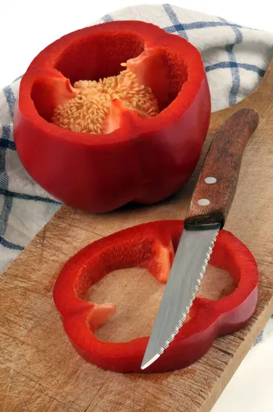 Rohe Rote Paprika Mit Einem Messer Nahaufnahme Auf Einem Schneidebrett — Stockfoto