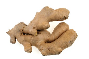 Beyaz arkaplanda taze zencefil yakın plan 