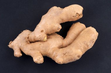 Siyah arkaplanda taze zencefil yakın plan