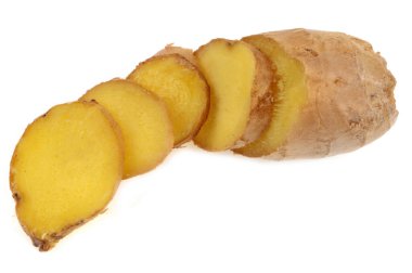 Taze zencefil beyaz arkaplanda dilimlere ayrılmış.