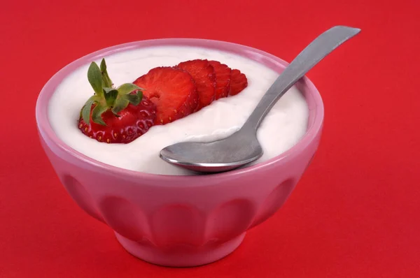 Ramekin Van Zelfgemaakte Aardbeienroom Met Een Gesneden Verse Aardbei Erop — Stockfoto